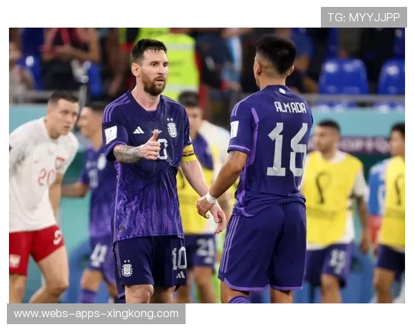 梅西在更衣室写下励志话语，队友争相合照